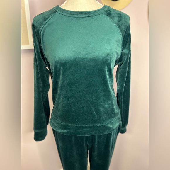 Excellent condition medium, women’s sweatsuit. So soft feels like velour. - Picture 13 of 13